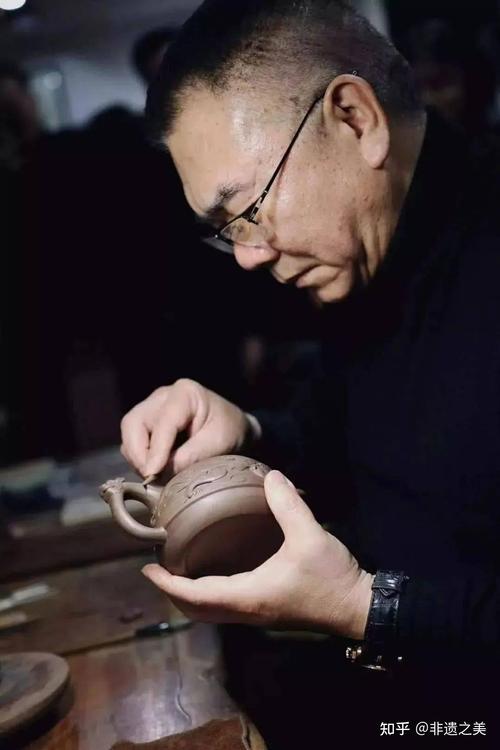 文化紫砂大师作品展";2018年6月参加"风华正茂